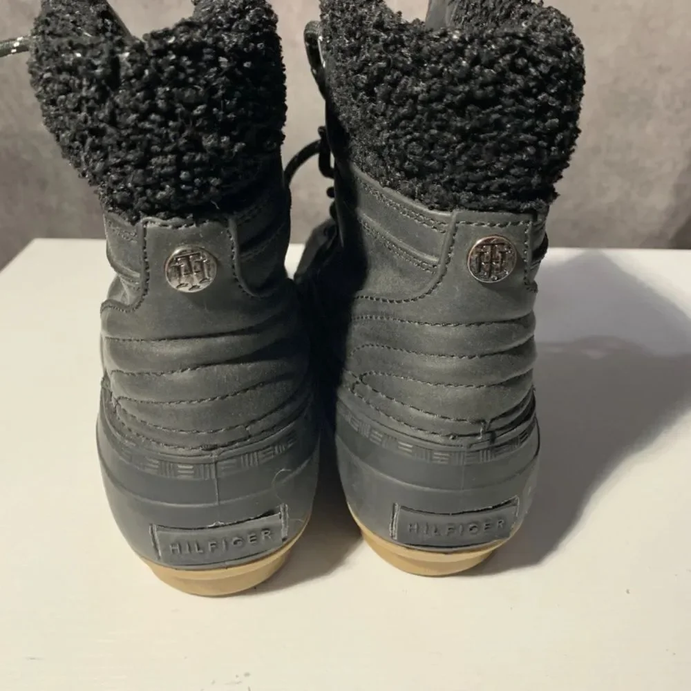 Tommy Hilfiger Women’s Rainah Snow Rain Boots, Black, SZ 6 Medium US